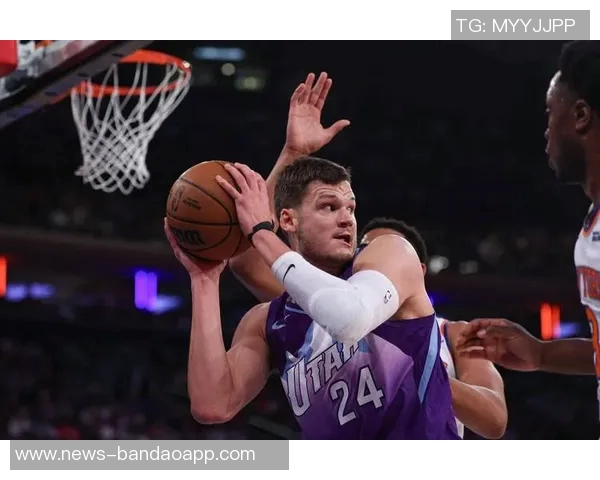 布克强势表现引领球队胜利19投10中斩获31分5篮板3助攻1抢断