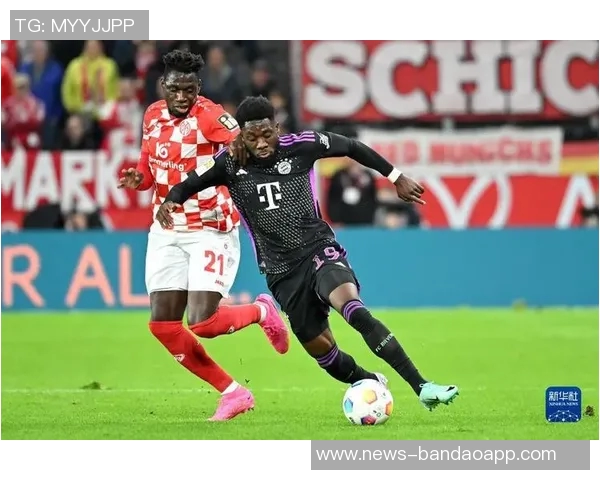 拜仁海报热身美因茨之战阿方索戴维斯独自亮相展现风采