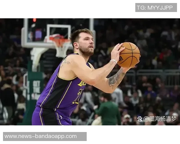 东契奇背打博格丹遭遇撞击疑似小腿受伤引发关注