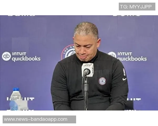 快船关键时刻小范指挥战术泰伦卢在场边无奈围观愤怒表情引热议 快船关键时刻小范指挥战术泰伦卢在场边无奈围观愤怒表情引热议